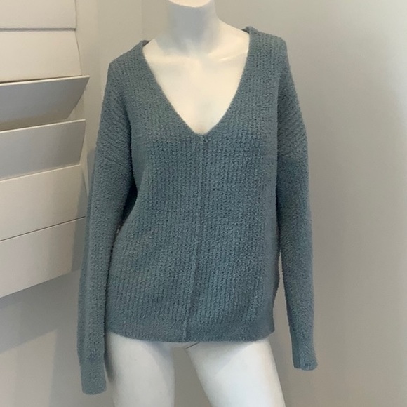 cupcakes & cashmere Sweaters - CUPCAKES AND CASHMERE V NECK SWEATER SIZE LARGE